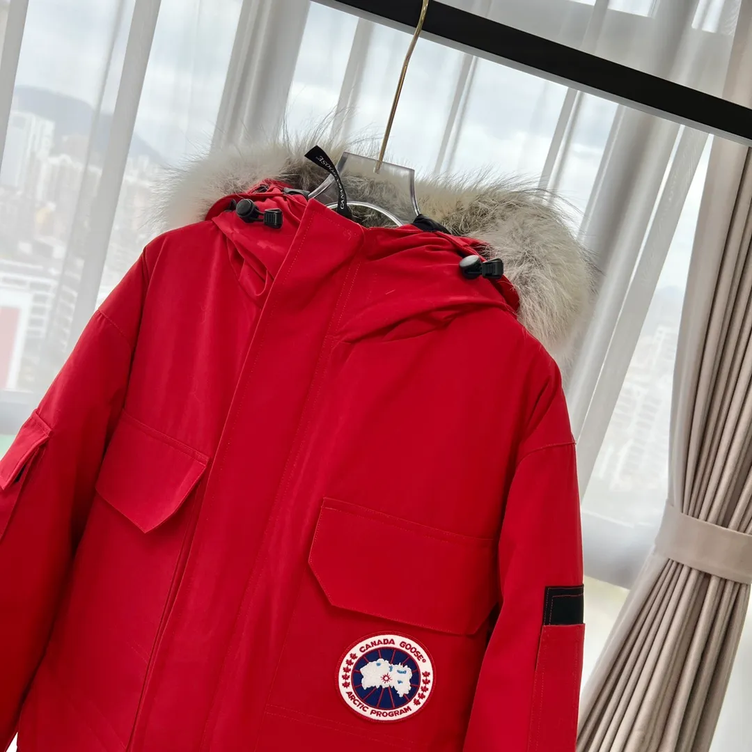 P800 Canada Goose "Canada Goose"🇨🇦 Beichen White / 08 Expedition Parka 4660M Product color: black, off-white, red, sand pink, sky blue, graphite gray, Beichen white, navy blue, sky blue, gray camouflage gray black label Product size: XS, S, M, L, XL, XXL The Expedition was originally a parka designed for scientists at the McMurdo Research Station in Antarctica. Whether your next journey takes you into the frozen urban jungle or across uncharted ice fields, wear Canada Goose's Expedition Parka and get proven results year after year in Antarctica by the National Science Foundation's Center for Polar Research.  Material list: 1⃣ Uses Y-shaped Velcro imported from Taiwan (exclusive in the market) 2⃣ Uses 18-count polyester-cotton blended fabric imported from South Korea (authentic synchronized fabric) 3⃣ National standard 80% white duck down, (zp uses 80% white duck down/90% of all boasts are fake) 4⃣ Western Canadian coyote hair (non-market dyed fox hair filled with wolf hair) Material analysis characteristics: 1⃣ The original/polyester-cotton fabric has a high polyester fiber content, and the polyester-cotton fabric has high heat and light resistance and good stability. It has bright colors, high fiber strength, durability, light resistance, heat resistance, and straightness. 2⃣ As we all know, the original version uses 80% white duck down. The fill power refers to the cubic inches of volume occupied by each ounce (30 grams) of down under certain conditions. If one ounce of down occupies 500 cubic inches, the fill power of the down is 500. So we can simply understand it as: fill power is the volume of down, and the volume of down is fill power. The higher the fill power of down, it means that under the same filling amount, down can fix a larger volume of air layer to keep warm and insulate, so the warmth retention of down is better. 3⃣ Western Canadian coyote hair, "large range of selected neck hair" is soft and fluffy, each wolf hair is 60-63 long / 14-16 wide at the peak, this width + preferred parts. It is basically unmatched by the same industry